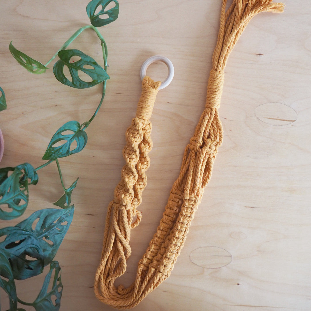 Jardinière en macramé, faite avec de la corde de coton recyclé