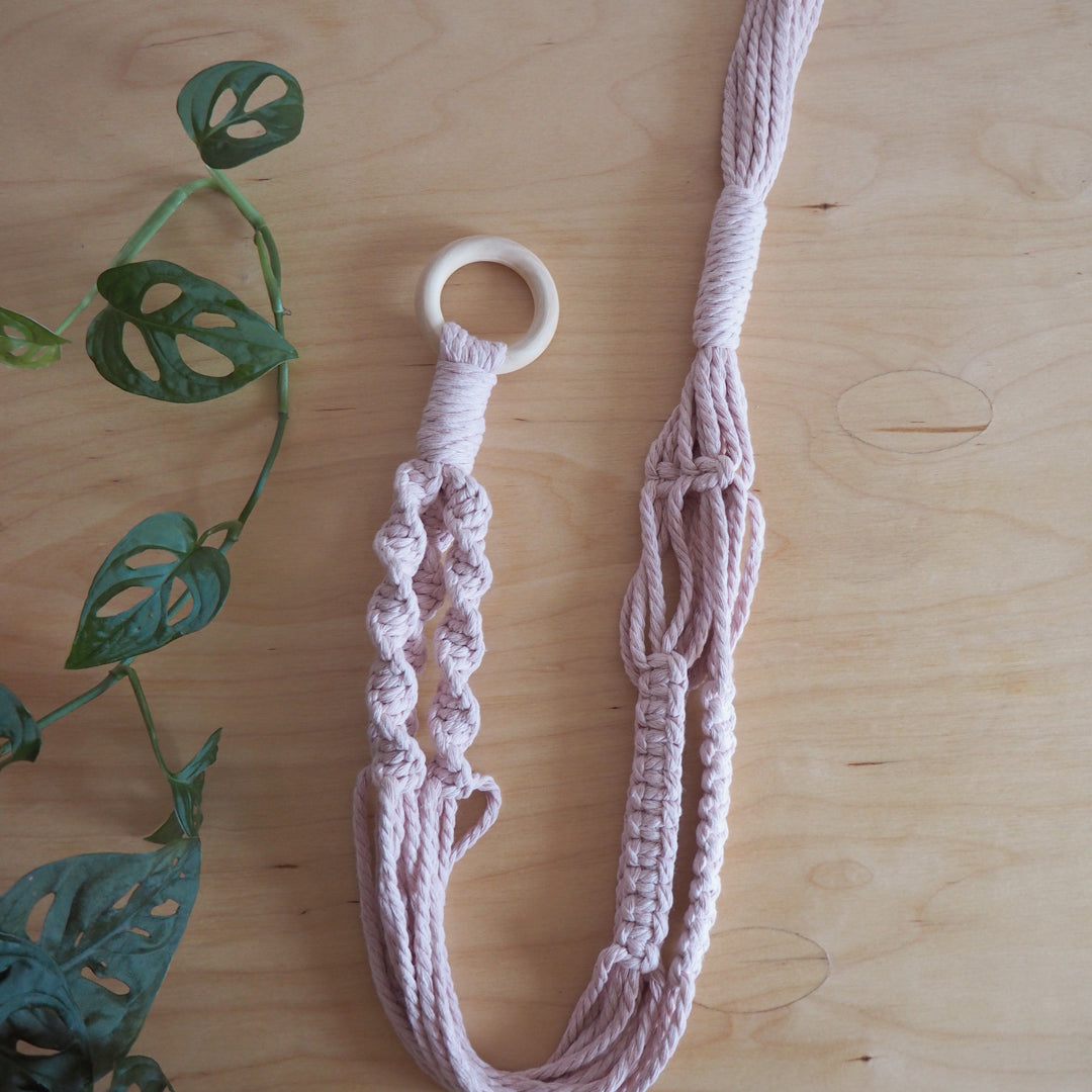 Jardinière en macramé, faite avec de la corde de coton recyclé