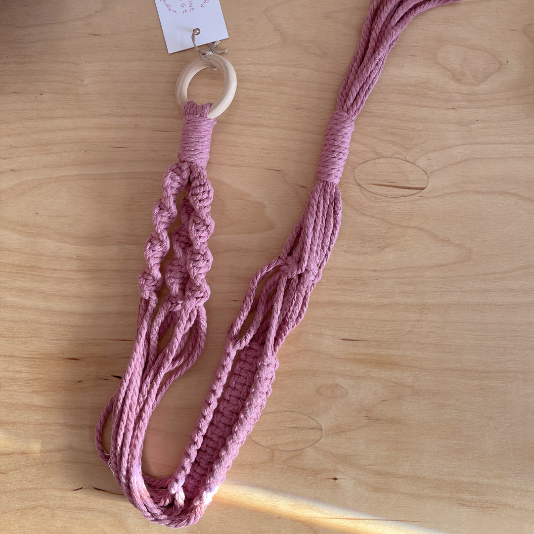 Jardinière en macramé, faite avec de la corde de coton recyclé