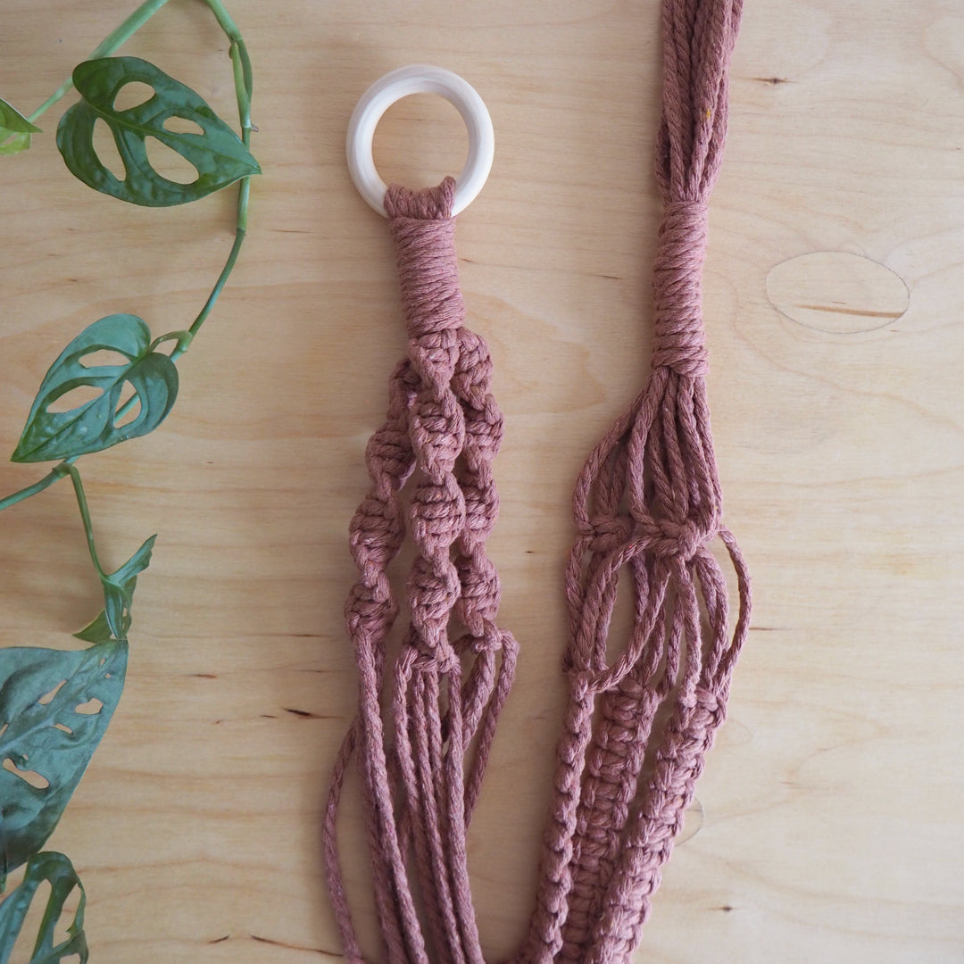 Jardinière en macramé, faite avec de la corde de coton recyclé