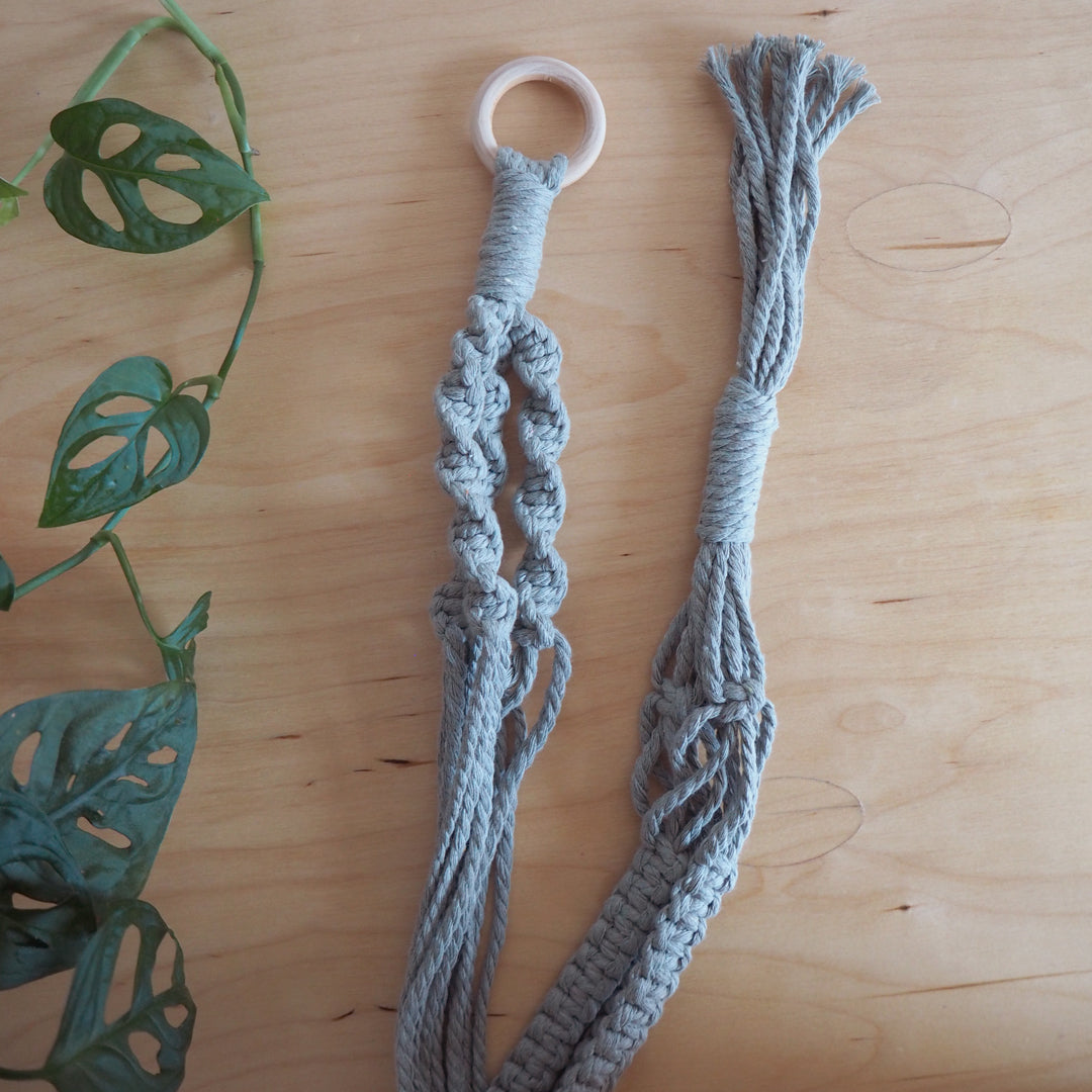 Jardinière en macramé, faite avec de la corde de coton recyclé